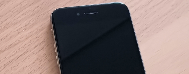 Das Bild zeigt ein augenscheinlich defektes Smartphone.